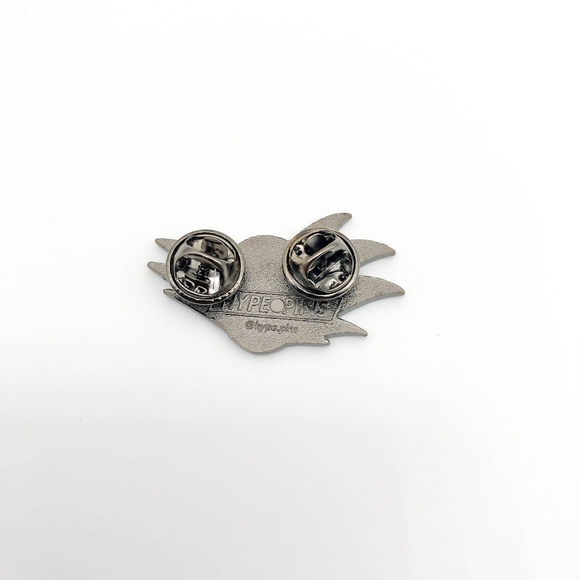 Goku Chillin Pin - Picture 3 of 4